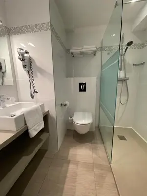 Salle de bains dans l'établissement Hôtel L'Escale Coté Port