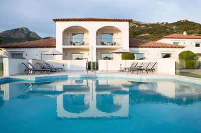 Piscine de l'établissement La Villa Calvi ou située à proximité