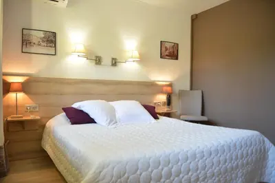 Un ou plusieurs lits dans un hébergement de l'établissement Hôtel le Grillon