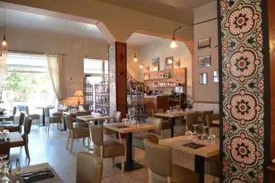 Restaurant ou autre lieu de restauration dans l'établissement Hôtel le Grillon