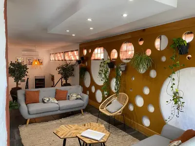 Coin salon dans l'établissement Hôtel le Grillon
