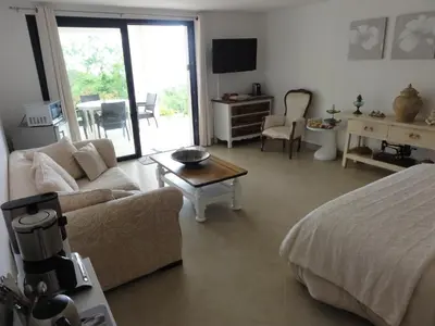 Télévision ou salle de divertissement dans l'établissement Charmantes chambres 792 Route Inférieure de Cardo