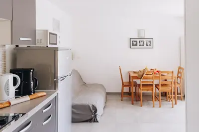 Cuisine ou kitchenette dans l'établissement Hôtel et Résidence Benista