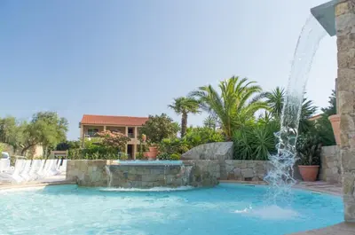 Piscine de l'établissement Hôtel et Résidence Benista ou située à proximité