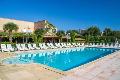 Piscine de l'établissement Hôtel et Résidence Benista ou située à proximité