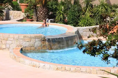 Piscine de l'établissement Hôtel et Résidence Benista ou située à proximité