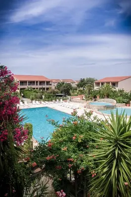 Piscine de l'établissement Hôtel et Résidence Benista ou située à proximité
