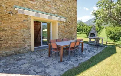 Jardin de l'établissement Awesome Home In Santa Maria Poggio