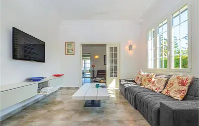 Télévision ou salle de divertissement dans l'établissement Amazing Home In St Florent With Wifi