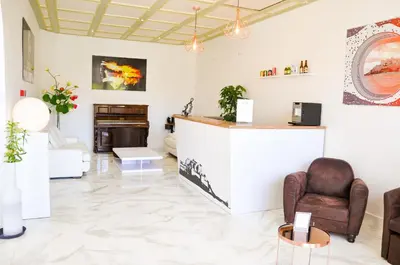 Télévision ou salle de divertissement dans l'établissement Hôtel les Arbousiers
