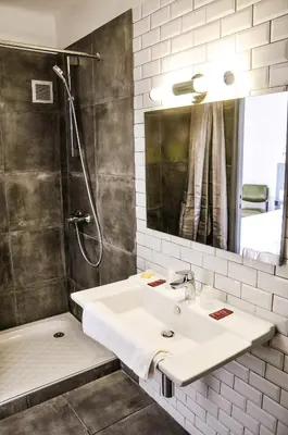 Salle de bains dans l'établissement Hôtel les Arbousiers