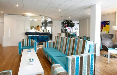 Coin salon dans l'établissement Hôtel Méditerranée