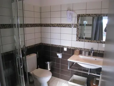 Salle de bains dans l'établissement Les Orangers