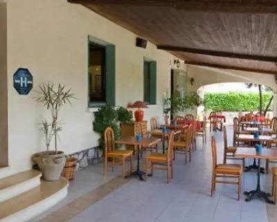 Restaurant ou autre lieu de restauration dans l'établissement Les Orangers