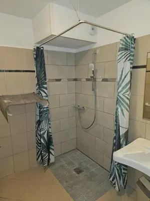 Salle de bains dans l'établissement Chez Valérie et Stéphane, Les terrasses de Lozari