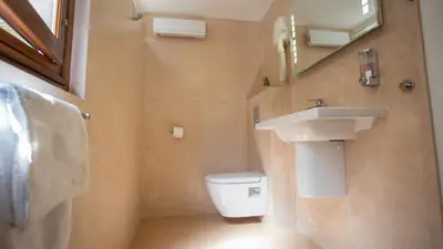 Salle de bains dans l'établissement Hôtel Napoléon