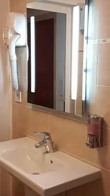 Salle de bains dans l'établissement Hôtel Napoléon
