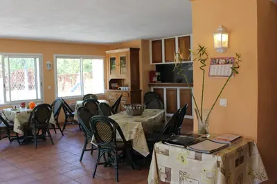 Télévision ou salle de divertissement dans l'établissement Chambres d'hôtes Le Clos des Oliviers