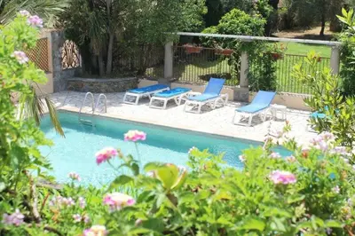 Piscine de l'établissement Domaine Le Clos des Oliviers ou située à proximité