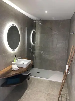 Salle de bains dans l'établissement Auberge les Oliviers