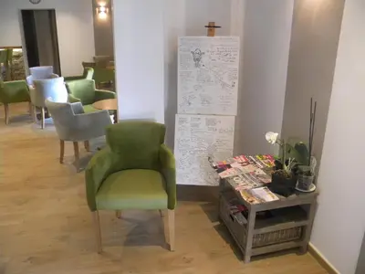 Coin salon dans l'établissement Auberge les Oliviers