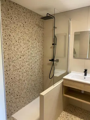 Salle de bains dans l'établissement Hôtel Funtana Marina