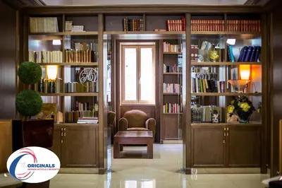 Bibliothèque dans l'hôtel