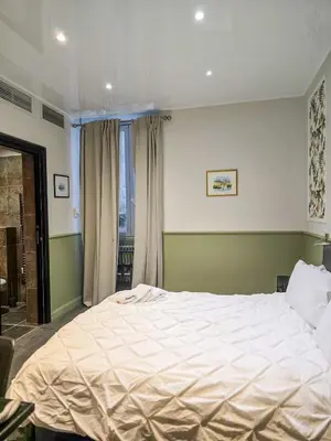 Un ou plusieurs lits dans un hébergement de l'établissement Hôtel Les Voyageurs