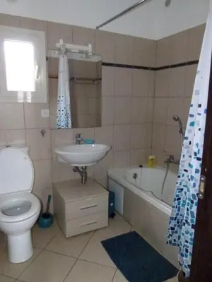 Salle de bains dans l'établissement T3 Duplex tout confort - piscine - proche plage - 6 personnes