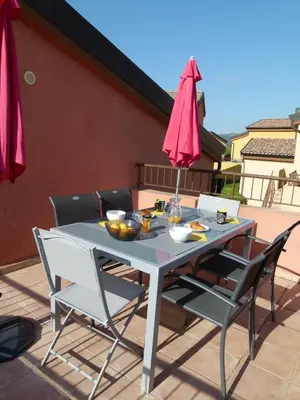 Balcon ou terrasse dans l'établissement T3 Duplex tout confort - piscine - proche plage - 6 personnes