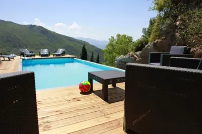 Vue générale sur la montagne ou vue sur la montagne depuis la villa
