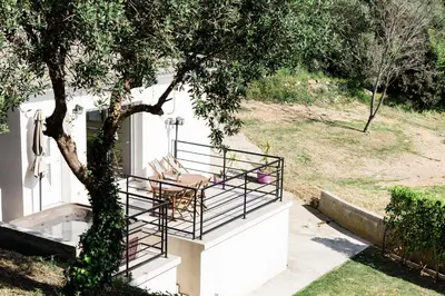 Jardin de l'établissement Villa du Macchione BASTIA by Location-tourisme-corse