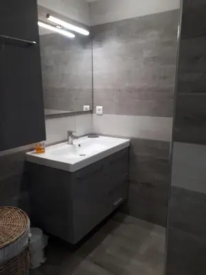 Salle de bains dans l'établissement maison Inseme