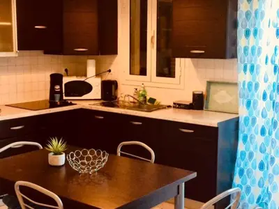 Cuisine ou kitchenette dans l'établissement Appartement June