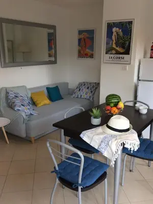 Coin salon dans l'établissement Appartement June