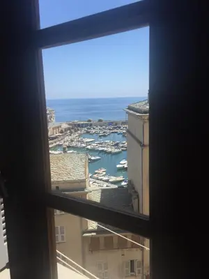 Vue générale sur la mer ou vue sur la mer prise depuis l'appartement