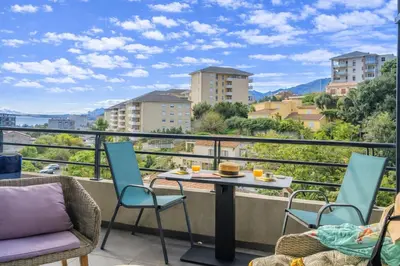 Vue générale sur la montagne ou vue sur la montagne depuis l'appartement