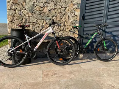 Vélo sur le terrain de l'établissement Maison Corse ou dans les environs
