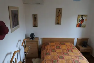 Un ou plusieurs lits dans un hébergement de l'établissement Patrimonio chambre avec commodités chez l’habitant