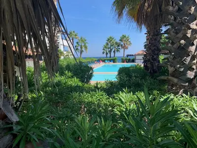 Piscine de l'établissement Les pieds dans l'eau en Corse ! ou située à proximité
