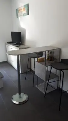 Télévision ou salle de divertissement dans l'établissement charmant studio dans résidence neuve et calme