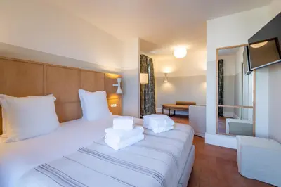 Un ou plusieurs lits dans un hébergement de l'établissement Hôtel Restaurant Villa Joséphine