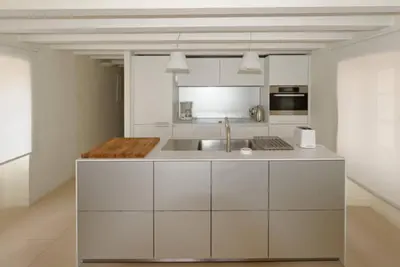 Cuisine ou kitchenette dans l'établissement L’Ile Rousse les pieds dans l’eau
