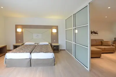 Un ou plusieurs lits dans un hébergement de l'établissement Calvi Hôtel