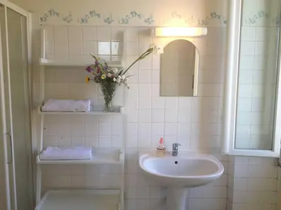 Salle de bains dans l'établissement Casa Eugénie l'appartement de tante Madeleine vue sur les montagnes