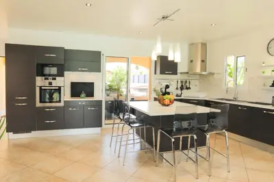Cuisine ou kitchenette dans l'établissement Villa Marine en bord de mer...
