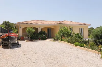 Jardin de l'établissement Villa Marine en bord de mer...