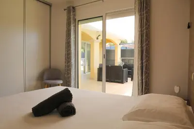 Un ou plusieurs lits dans un hébergement de l'établissement Villa Marine en bord de mer...
