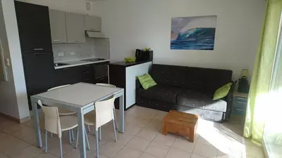 Cuisine ou kitchenette dans l'établissement Studio 4 personnes à Calvi, toutes commodités à pied