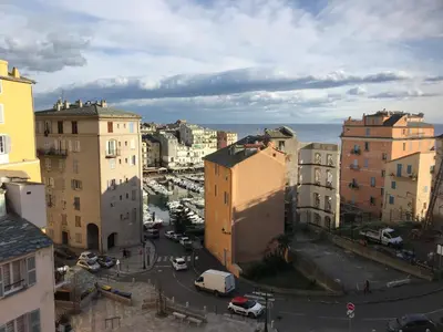 Vue générale sur Bastia ou vue de la ville depuis l'appartement